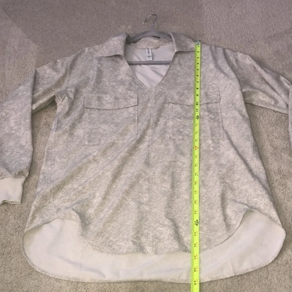 Athleta Zuma Print Top Blouse‎ V- Neck Small  Green